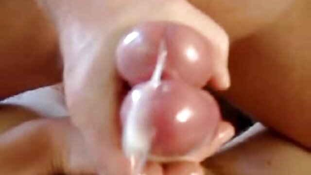 Gros seins en bas résille crient d'excitation tout en se faisant video x gratuite streaming pénétrer