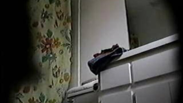 Hot Babe se video film pornographique masturbe jusqu'à l'orgasme en deux vues