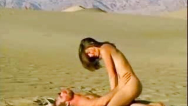 Ses énormes cruches rebondissent x video gay gratuit quand elle chevauche
